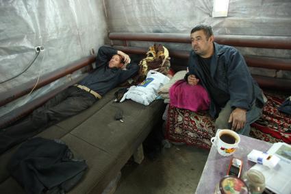 Гастарбайтеры из Бухары в Казани. Мужчины отдыхают после тяжелого дня.