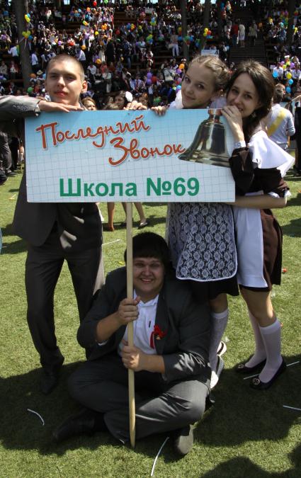 Последний звонок в Казани. Березовая роща, где собрались выпускники со всех школ города. Школьники позируют для фотографии на память.