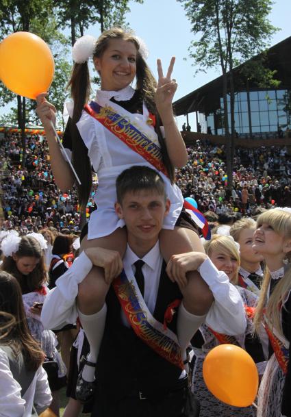 Последний звонок в Казани. Березовая роща, где собрались выпускники со всех школ города. Юноша посадил на плечи девушку.