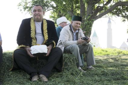 Праздник принятия ислама в России. На снимке: мусульмане на фоне мечети.