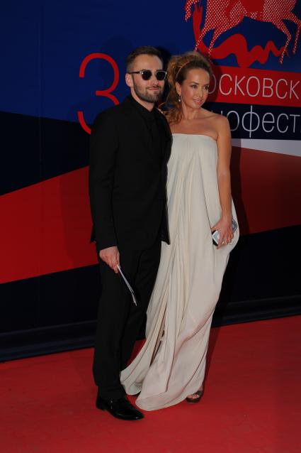 34-ый Московский международный кинофестиваль (ММКФ). На снимке: телеведущий Дмитрий Шепелев и певица Жанна Фриске.