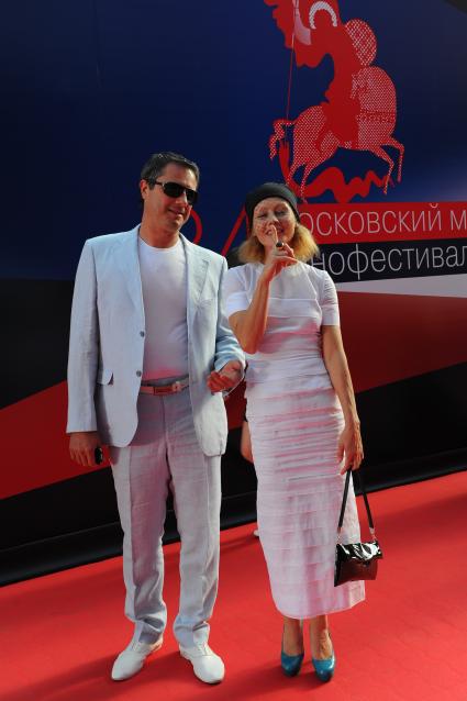 34-ый Московский международный кинофестиваль (ММКФ). На снимке: Актриса Алена Бабенко с супругом Эдуардом Субочем.