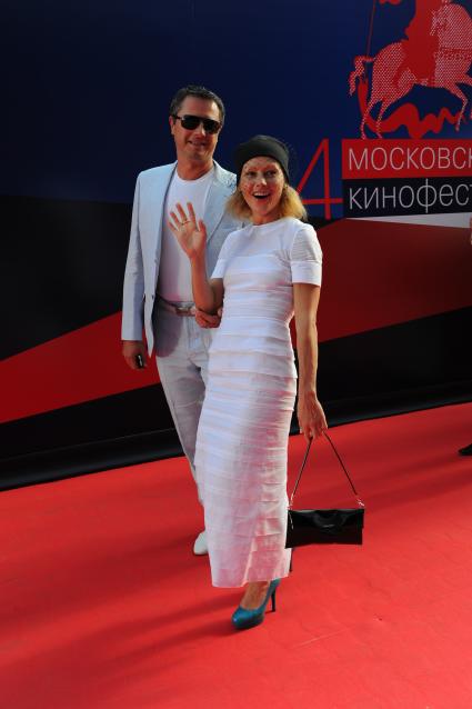 34-ый Московский международный кинофестиваль (ММКФ). На снимке: Актриса Алена Бабенко с супругом Эдуардом Субочем.