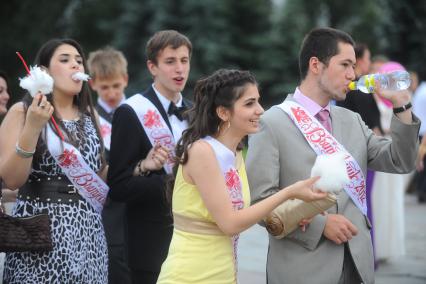 Выпускники школ гуляют по городу.