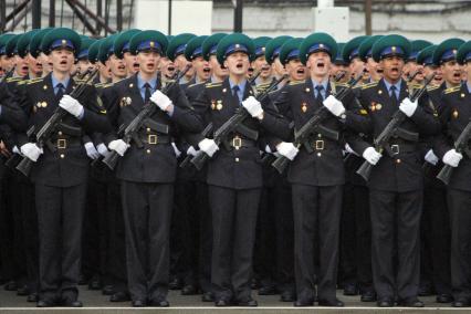 В Ставрополе вечером 7 мая состоялась генеральная репетиция парада Победы. На снимке строй пограничников кричит `Ура!`