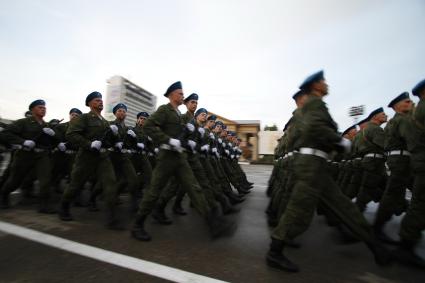 В Ставрополе вечером 7 мая состоялась генеральная репетиция парада Победы. На снимке шагающие строем солдаты.