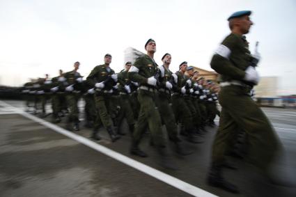 В Ставрополе вечером 7 мая состоялась генеральная репетиция парада Победы. На снимке шагающие строем солдаты.