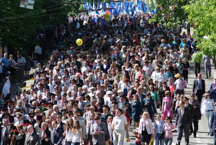 После Парада Победы люди пошли на возложение цветов.