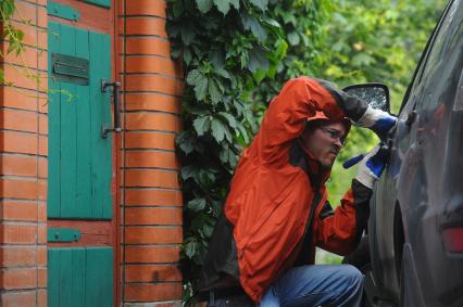 Кража автомобиля. На снимке: мужчина пытается открыть дверь автомобиля.