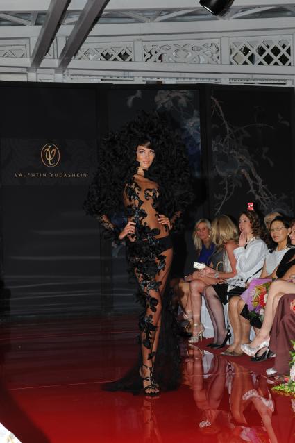 Дом моды `Валентин Юдашкин`. Показ коллекции Valentin Yudashkin Haute Couture `Китайская шкатулка`.