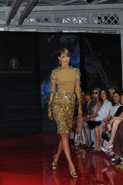 Дом моды `Валентин Юдашкин`. Показ коллекции Valentin Yudashkin Haute Couture `Китайская шкатулка`.