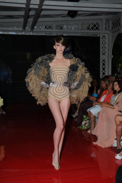 Дом моды `Валентин Юдашкин`. Показ коллекции Valentin Yudashkin Haute Couture `Китайская шкатулка`.