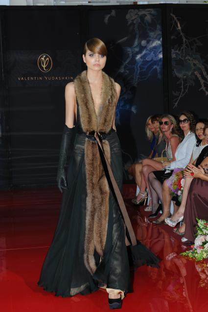 Дом моды `Валентин Юдашкин`. Показ коллекции Valentin Yudashkin Haute Couture `Китайская шкатулка`.
