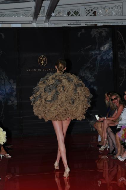 Дом моды `Валентин Юдашкин`. Показ коллекции Valentin Yudashkin Haute Couture `Китайская шкатулка`.