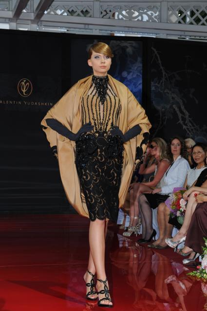 Дом моды `Валентин Юдашкин`. Показ коллекции Valentin Yudashkin Haute Couture `Китайская шкатулка`.