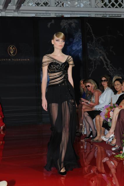Дом моды `Валентин Юдашкин`. Показ коллекции Valentin Yudashkin Haute Couture `Китайская шкатулка`.