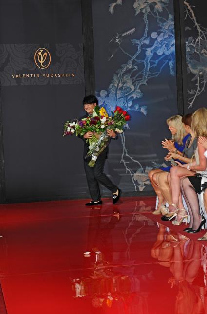 Дом моды `Валентин Юдашкин`. Показ коллекции Valentin Yudashkin Haute Couture `Китайская шкатулка`. На снимке: модельер Валентин Юдашкин.