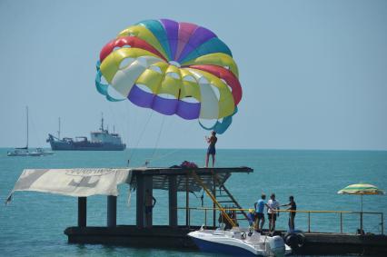 Развлечения на воде. На снимке: водный парашют.