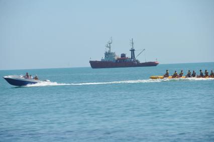 Развлечения на воде. На снимке: отдыхающие катаются на `водном бабане`.