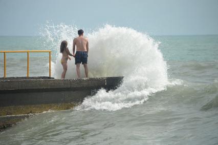 Парень с девушкой на понтоне у моря.