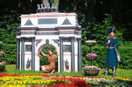 Природно-исторический парк \'Кузьминки-Люблино\'. На снимке: фестиваль цветников и ландшафтной архитектуры \'Цветочная баллада\', посвященный 200-летию победы в Отечественной войне 1812 года и 1150-летию зарождения российской государственности