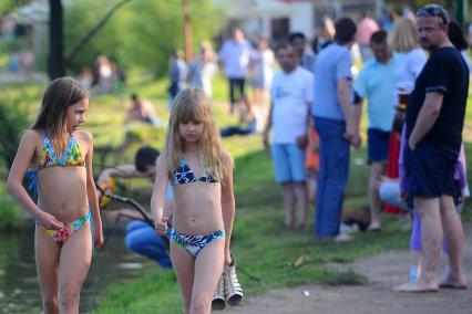 Природно-исторический парк \'Кузьминки-Люблино\'.  На снимке: девочки- подростки в купальниках идут по парку.