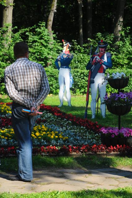 Природно-исторический парк \'Кузьминки-Люблино\'.  На снимке: фестиваль цветников и ландшафтной архитектуры \'Цветочная баллада\', посвященный 200-летию победы в Отечественной войне 1812 года и 1150-летию зарождения российской государственности