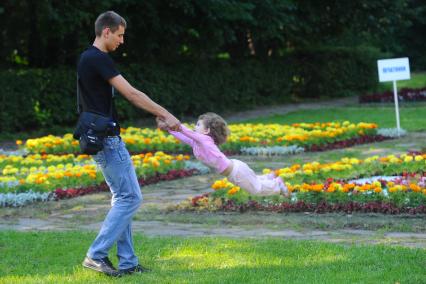 Природно-исторический парк \'Кузьминки-Люблино\'.  На снимке: фестиваль цветников и ландшафтной архитектуры \'Цветочная баллада\'.