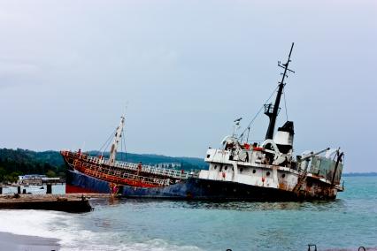 Старый корабль на берегу Черного моря г. Сухум