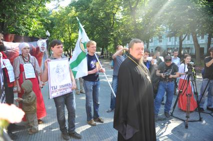 Гоголевский бульвар. Молитвенное стояние в защиту православия и нравственности, против гомосексуализма, абортов, осквернения святынь и богохульства. На снимке:  председатель отдела Московского Патриархата по взаимоотношениям Церкви и общества протоирей Всеволод Чаплин.