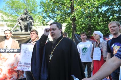 Гоголевский бульвар. Молитвенное стояние в защиту православия и нравственности, против гомосексуализма, абортов, осквернения святынь и богохульства. На снимке:  председатель отдела Московского Патриархата по взаимоотношениям Церкви и общества протоирей Всеволод Чаплин.