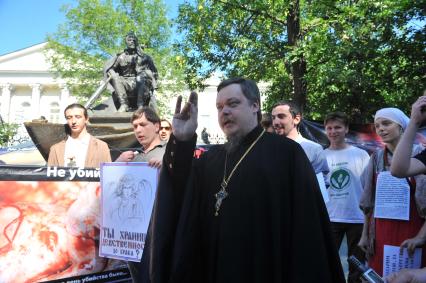 Гоголевский бульвар. Молитвенное стояние в защиту православия и нравственности, против гомосексуализма, абортов, осквернения святынь и богохульства. На снимке:  председатель отдела Московского Патриархата по взаимоотношениям Церкви и общества протоирей Всеволод Чаплин.