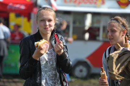 Аэродром `Тушино`. 15-й международный музыкальный фестиваль `Maxidrom`. Девушка кушает хот-дог.