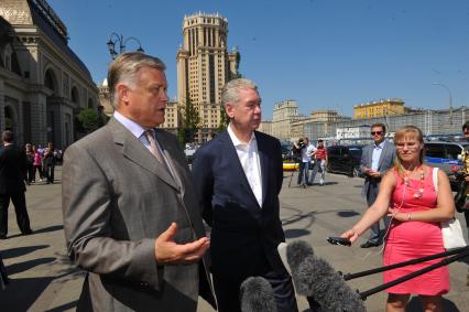 Павелецкая площадь.  На снимке: мэр Москвы Сергей Собянин и глава ОАО `РЖД` Владимир Якунин  (справа налево) в ходе проверки хода работ по реконструкции Павелецкого вокзала.