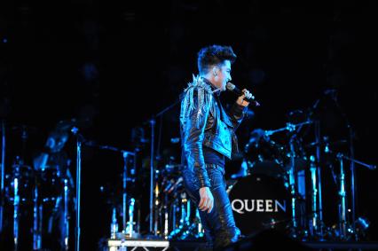 Спорткомплекс `Олимпийский`. Совместный концерт участников группы Queen и Адама Ламберта. На снимке: американский певец Адам Ламберт.