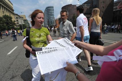 Акция оппозиции `Марш миллионов`. Участники акции во время шествия от Пушкинской площади до проспекта Сахарова.