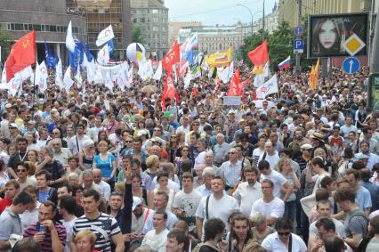 Акция оппозиции `Марш миллионов`. Участники акции во время шествия от Пушкинской площади до проспекта Сахарова.