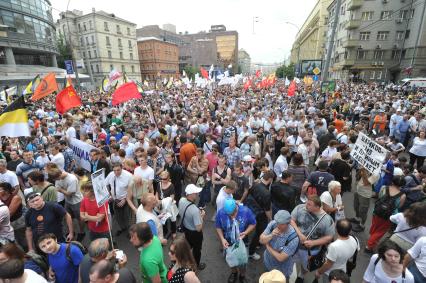 Акция оппозиции `Марш миллионов`. Участники акции во время шествия от Пушкинской площади до проспекта Сахарова.