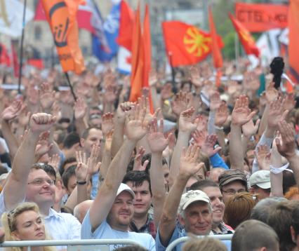 Акция оппозиции `Марш миллионов`. Участники акции во время шествия от Пушкинской площади до проспекта Сахарова.