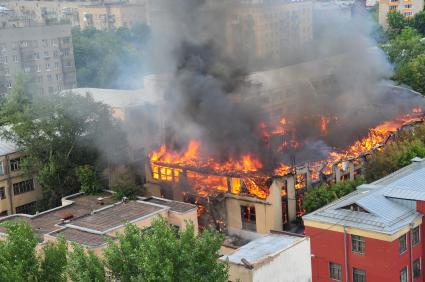 Пожар на крыше бывшего здания Военно-воздушной академии имени Жуковского на улице Серегина.