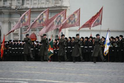 Красная площадь. Торжественное шествие, посвященное 67-й годовщине парада 7 ноября 1941 года. На снимке: солдаты во время шествия несут `Нерукотворный Спас`.