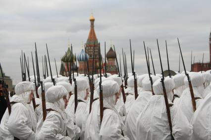 Красная площадь. Торжественное шествие, посвященное 67-й годовщине парада 7 ноября 1941 года.