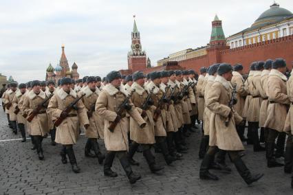 Красная площадь. Торжественное шествие, посвященное 67-й годовщине парада 7 ноября 1941 года.