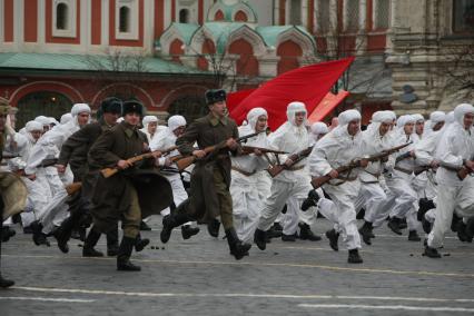 Красная площадь. Торжественное шествие, посвященное 67-й годовщине парада 7 ноября 1941 года.