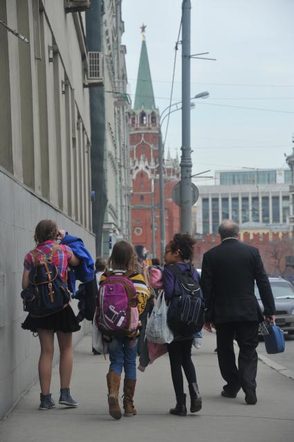 Школьницы в центре Москвы.