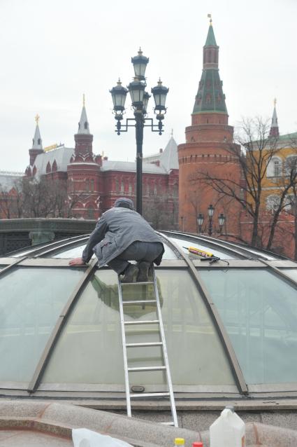 Манежная площадь. На снимке: ремонт стеклянной крыши ТЦ `Охотный ряд`.