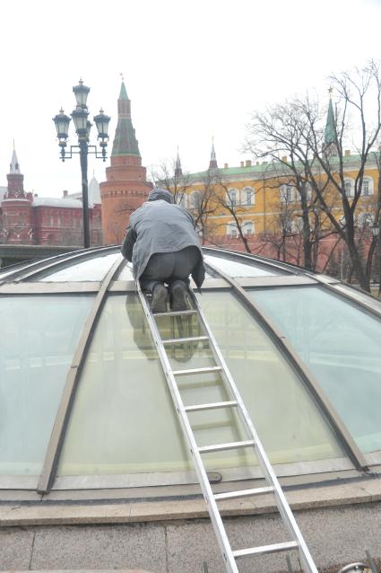 Манежная площадь. На снимке: ремонт стеклянной крыши ТЦ `Охотный ряд`.