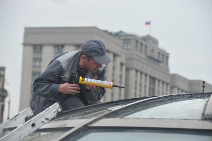 Манежная площадь. На снимке: ремонт стеклянной крыши ТЦ `Охотный ряд`.