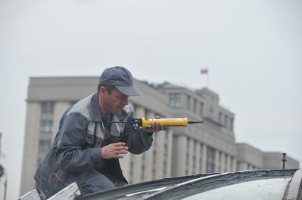 Манежная площадь. На снимке: ремонт стеклянной крыши ТЦ `Охотный ряд`.