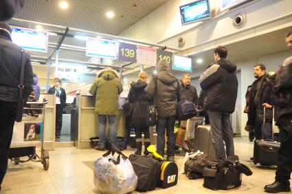 Стойки регистрации в аэропорту `Домодедово`.